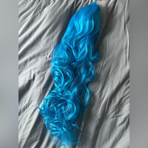 Brand new bright blue 26 inch synthetic lace front wig
Great for a drag queen - Picture 2 of 3